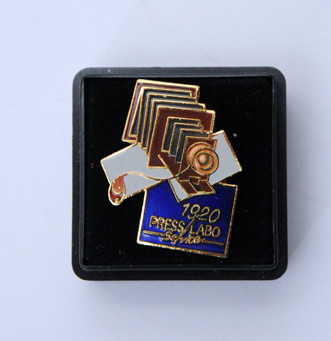 Press labo service Pin's 1920