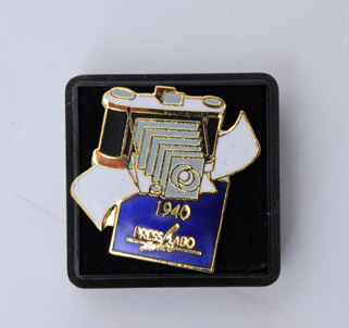 Press labo service Pin's 1940