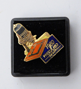 Press labo service Pin's 1960